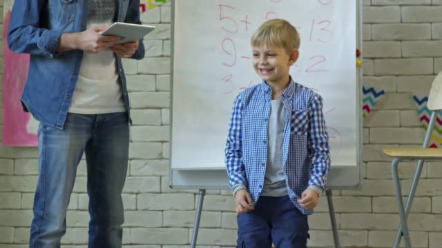 Kleine-Blonde-junge-sprechen-im-Kindergarten-Lektion