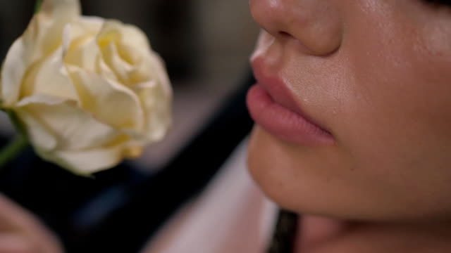 Nahaufnahme-der-Lippen-mit-Lippenstift-und-schöne-weiße-Rose-sinnlich-sexy-Frau