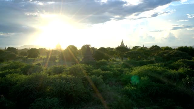 Zona-arqueológica-de-Bagan-al-amanecer,-lapso-de-tiempo-de-Myanmar-4K