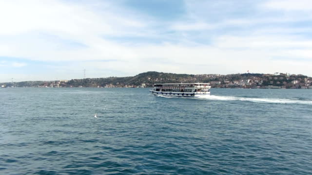 Große-Kreuzfahrt-Schiff-mit-Touristen-bewegt-sich-entlang-des-Teiches.-Meerenge-Bosporus,-Istanbul,-Türkei