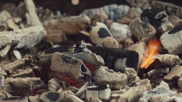 Brennende-Holzkohle-mit-weißer-Asche-im-Kamin