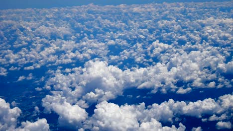 Ver-video-de-viaje-desde-la-ventana-del-avión-mientras-vuela-a-través-de-la-nube-y-bluesky-en-transporte-o-concepto-de-viaje.