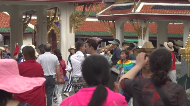 Bangkok-/-Thailand---23.-Mai-2018:-Tourist-am-Wat-Phra-Si-Rattana-Satsadaram-Zeitlupe-erschossen
