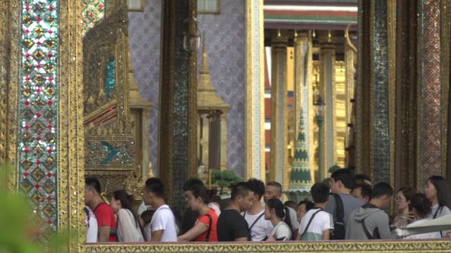 Bangkok-/-Tailandia---23-de-mayo-de-2018:-Turismo-en-Wat-Phra-Si-Rattana-Satsadaram-lenta-tiro