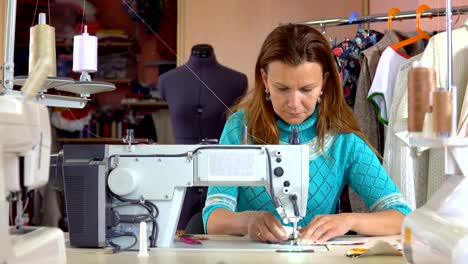 Frau-Schneider-in-Schneiderei-Studio-zu-arbeiten.