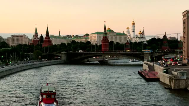 Moscow-Kremlin-and-Moscow-River-in-the-evening,-Russia