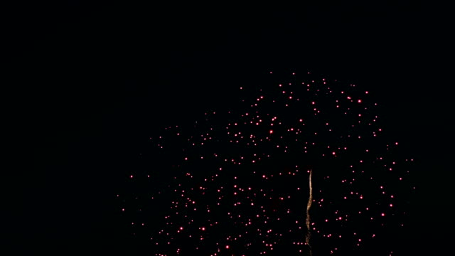 Feuerwerk-auf-der-Stadt-Feiertag-in-den-Nachthimmel
