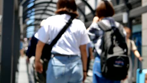 Multitud-anónima-de-personas-caminando-en-el-camino-a-pie-en-hora-punta-en-la-estación-de-Osaka,-Japón