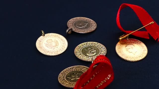 turkish-quarter-gold-rotating-stand-turkey,-turkish-Bitcoin,