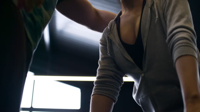 Mujer-levantando-la-barra-durante-el-entrenamiento-en-gimnasio