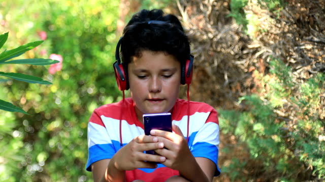 Kleiner-Junge-mit-Smartphone-auf-die-oudoor