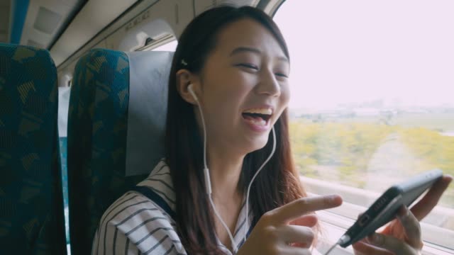 Mujer-con-smartphone-en-tren