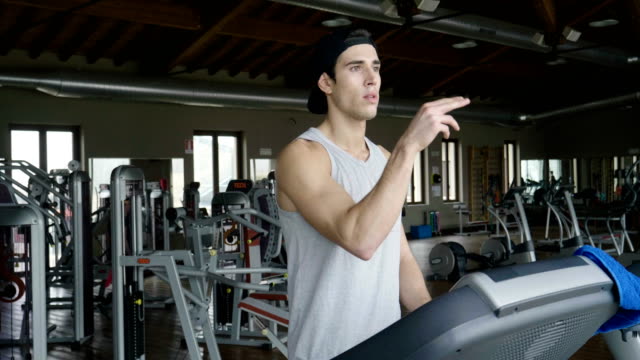 Ein-nackter-Oberkörper-Kerl-in-der-Turnhalle-trainiert-seinen-Körper-Fit-zu-bleiben-und-Muskeln-definiert-haben.-Der-Athlet-stellt-sich-schweren-Gewichten-und-Müdigkeit.