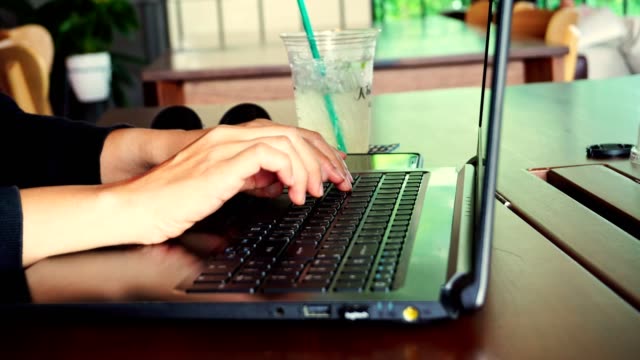 Woman-hand-using-laptop.