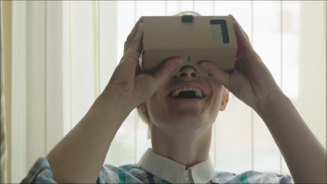 Lächelnde-Frau-erkunden-Sie-die-virtuelle-Realität