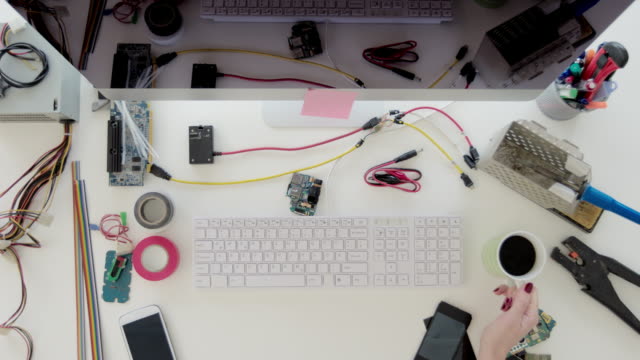 Weibliche-elektronik-Ingenieur-Tippen-auf-der-Computertastatur