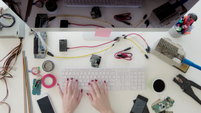 Weibliche-Elektronik-Ingenieur-arbeiten-mit-computer