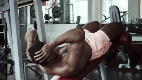Man-in-gym-make-abdominal-exercises