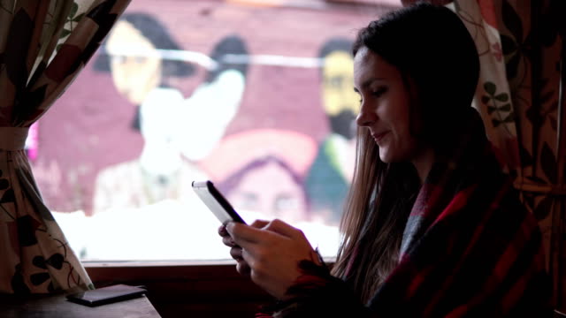 Schöne-junge-Mädchen-mit-Tablet-Computer-Touchscreen-im-café