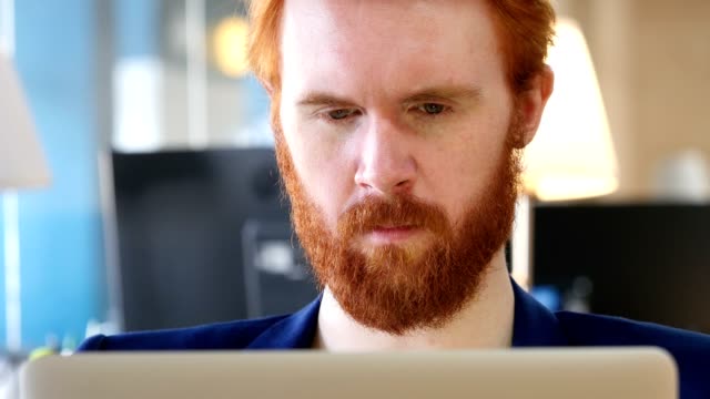 Hombre-trabajando-en-ordenador-portátil-en-la-oficina,-cerrar