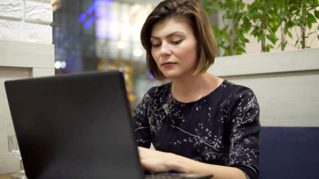 Frau-arbeitet-auf-ihrem-Laptop-während-ihrer-Pause