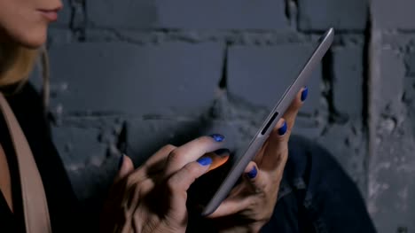 Nahaufnahme-Frauenhände-berühren-den-Bildschirm-des-Tablets