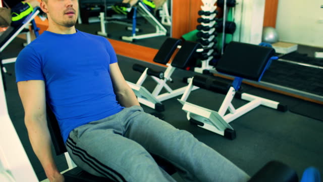 Schön-sportlicher-Mann-trainiert-im-Fitnessclub-und-Fitnessstudio