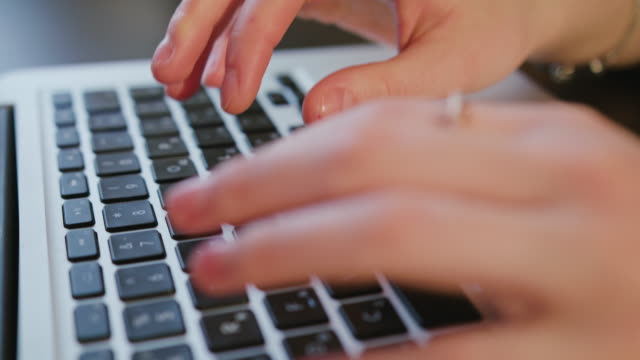 Weibliche-Hände-Texteingabe-auf-Laptop-Tastatur