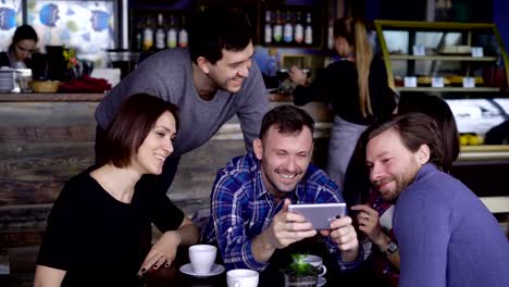 Attractive-guys-and-girls-in-the-cafe,-do-selfie-on-the-phone.-A-company-of-friends-is-photographed-together-for-social-networks.-Students-of-designers-have-a-day-off