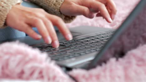 Frauenhand-auf-einer-Laptoptastatur-tippen