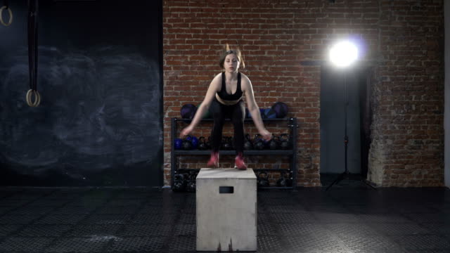 mujer-de-gimnasio-haciendo-saltos-de-caja