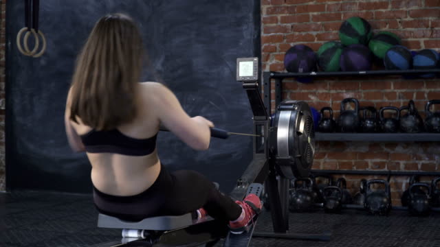 mujer-haciendo-ejercicios-de-máquina-de-remo