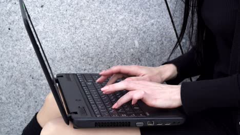 Mujer-las-manos-utilizando-una-computadora-portátil