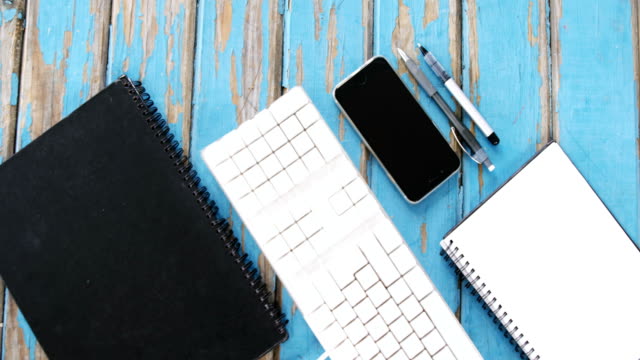 Tagebuch,-Tastatur,-Smartphone-und-Stifte