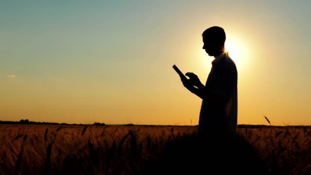 Silhouette-der-Agrarier-mit-einem-Tablet-In-Händen