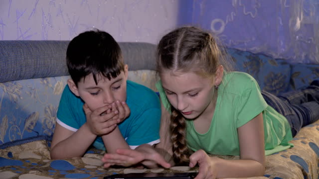 Jungen-und-Mädchen-spielen-mit-TabletPC