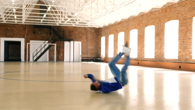 B-boy-bailando-en-el-gimnasio-de-deporte