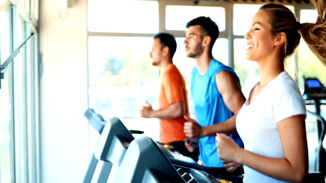 Picture-of-cheerful-fitness-team-in-gym