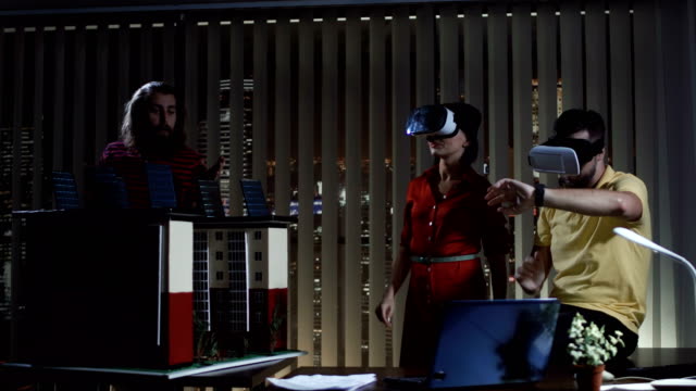 Menschen-mit-VR-Headsets-im-Büro