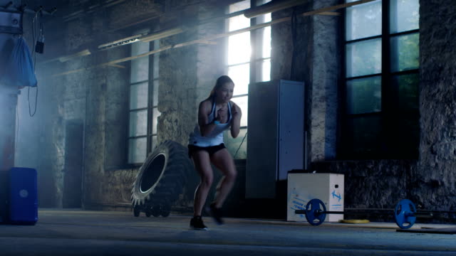 Mujer-Athletic-Fit-hace-pies-corriendo-taladro-en-una-abandonada-fábrica-remodelada-en-gimnasio.-Cross-Fitness-ejercicio-/-ejercicios-para-fortalecer-piernas,-mejorar-su-agilidad-y-velocidad.