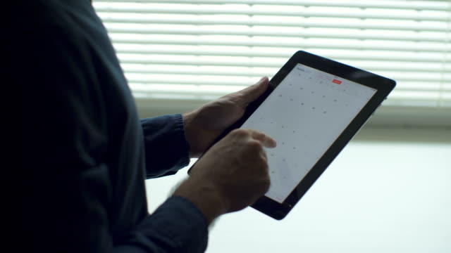 Hand-des-Mannes-mit-Tablet-Computer-pc-Computer-im-Hintergrund