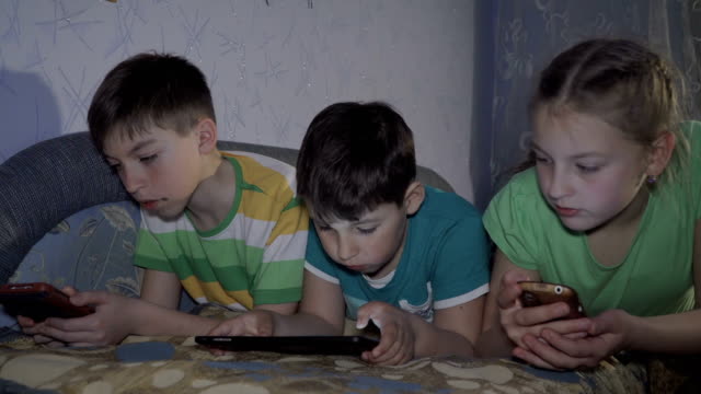 Boys-and-girl-playing-in-the-tablet
