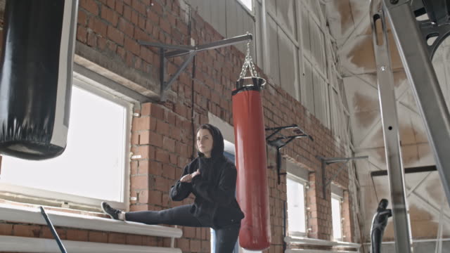 Mujer-Cruz-atleta-estirando-en-gimnasio-de-entrenamiento
