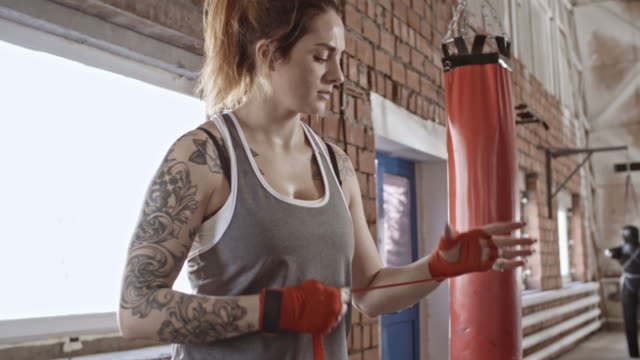 Boxeadora-Taping-manos-para-entrenamiento