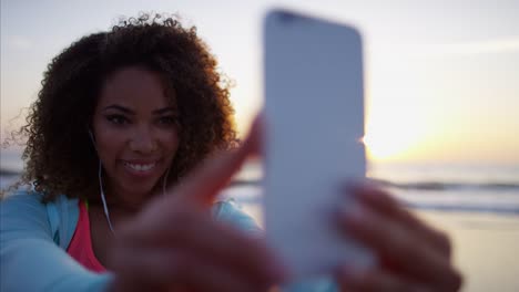 Ethnische-weiblich-unter-Smartphone-video-am-Strand