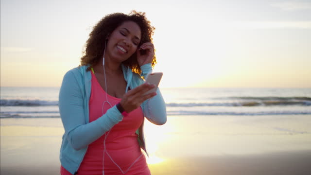 Ethnische-weiblich-unter-Strand-Selfie-in-Sonne-flare