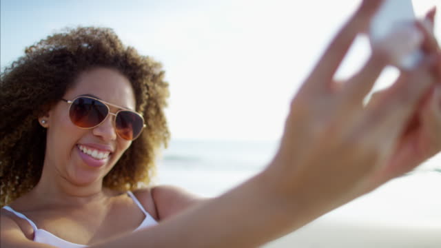 Plus-Größe-afroamerikanische-Frau-Selfie-Foto