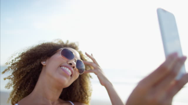 Wollüstig-afroamerikanische-Frauen-am-Strand-in-der-Sonne