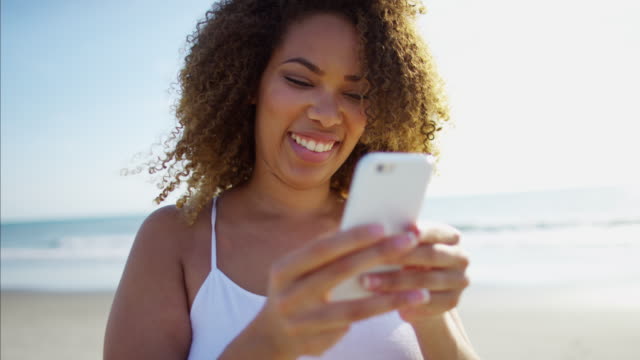 Relajado-americano-africano-mujer-enviar-mensajes-de-texto-en-el-teléfono-inteligente