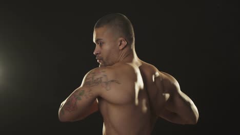 Nackter-Oberkörper-schön-Riss-muskulösen-Mann-mit-Gewichten-trainieren